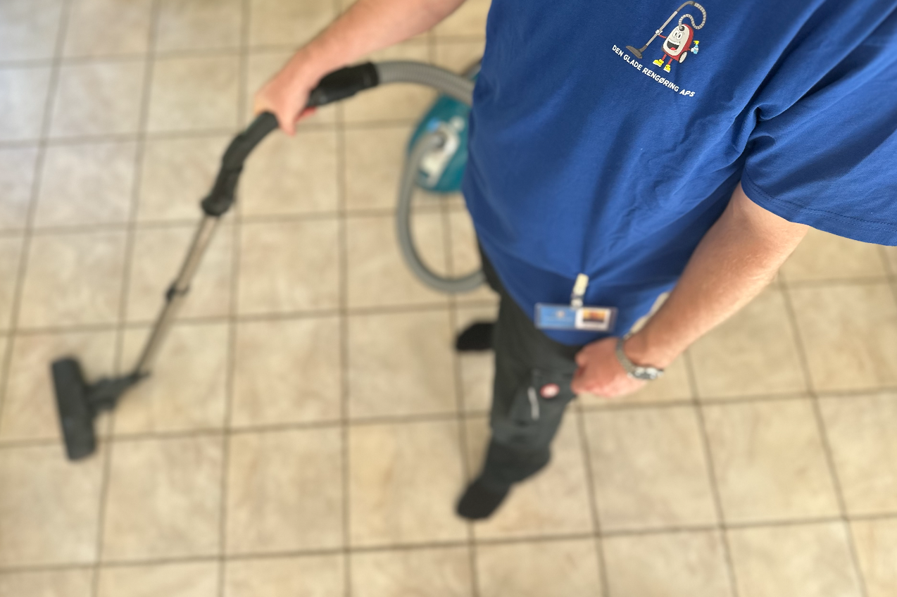Støvsugning på flisegulv